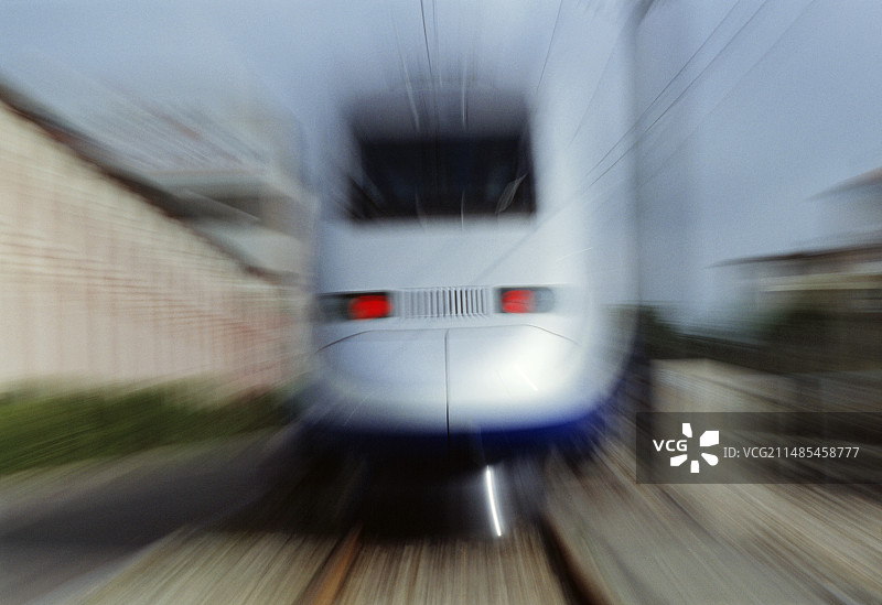 行驶中的特快列车图片素材