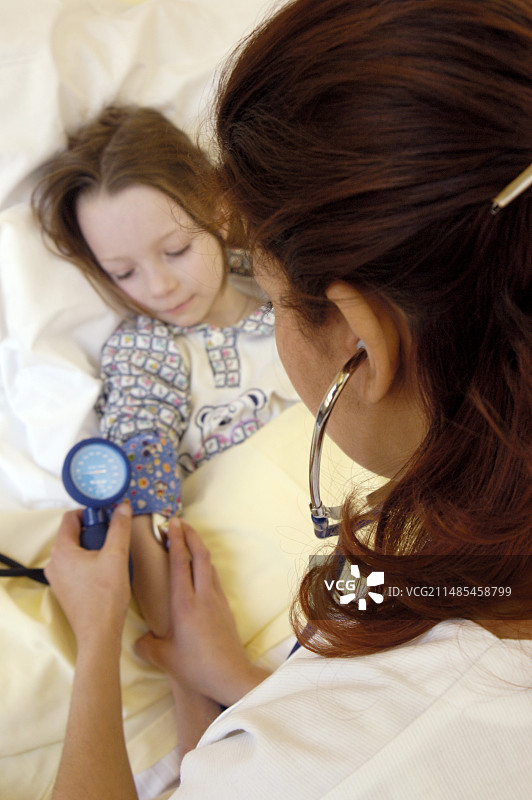 医生测量血压图片素材