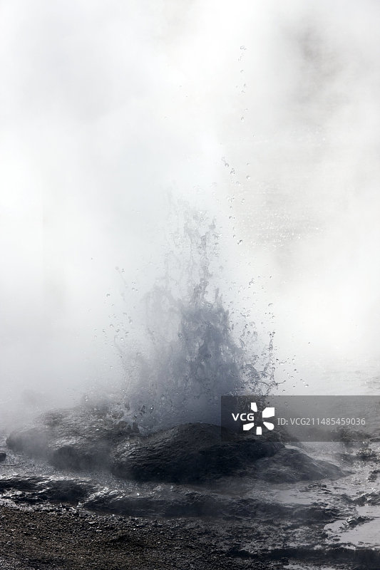 间歇泉喷发图片素材