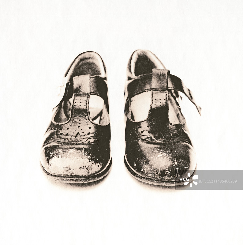 儿童穿旧的鞋子图片素材