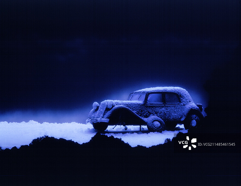 雪地里的汽车图片素材