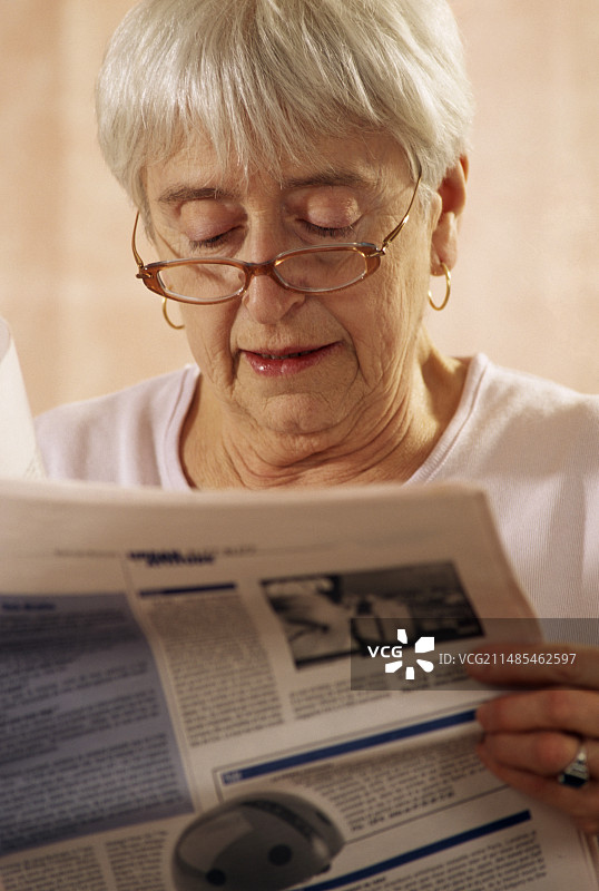 年长的女人在阅读图片素材
