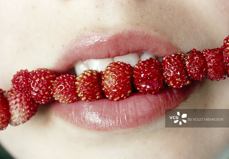 吃野生草莓的女人图片素材