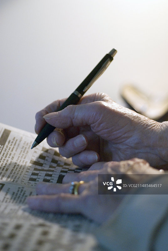 老年人做填字游戏图片素材