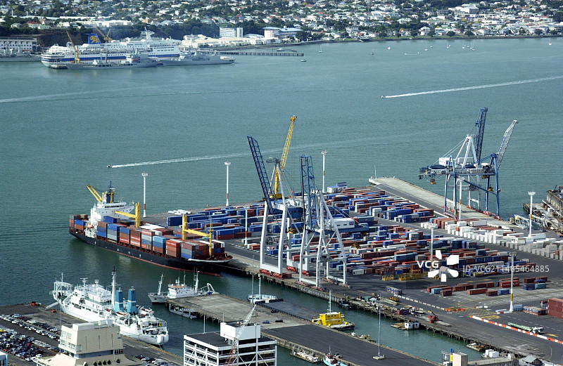 集装箱船与港口图片素材
