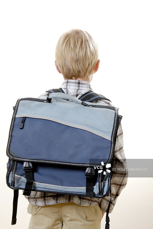 男孩背着书包图片素材