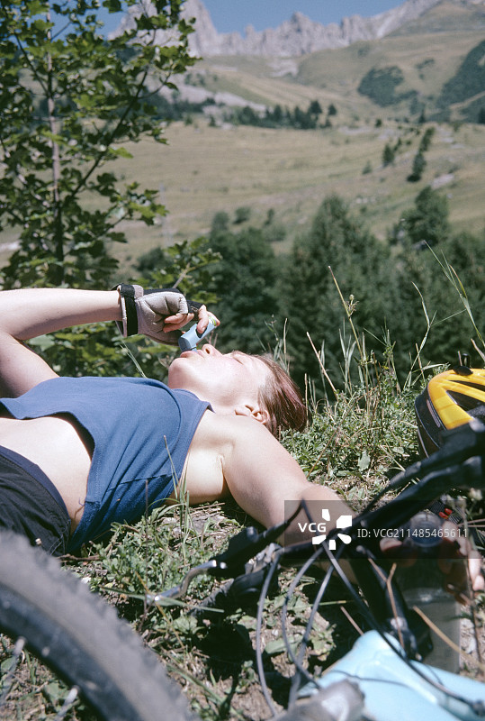 患哮喘的自行车骑行者图片素材