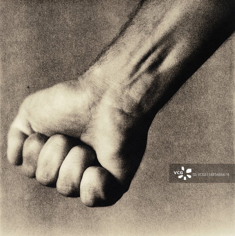 男人紧握的拳头图片素材