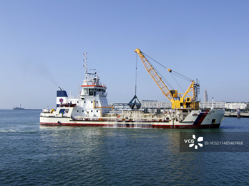 法国勒阿弗尔港的挖泥船图片素材