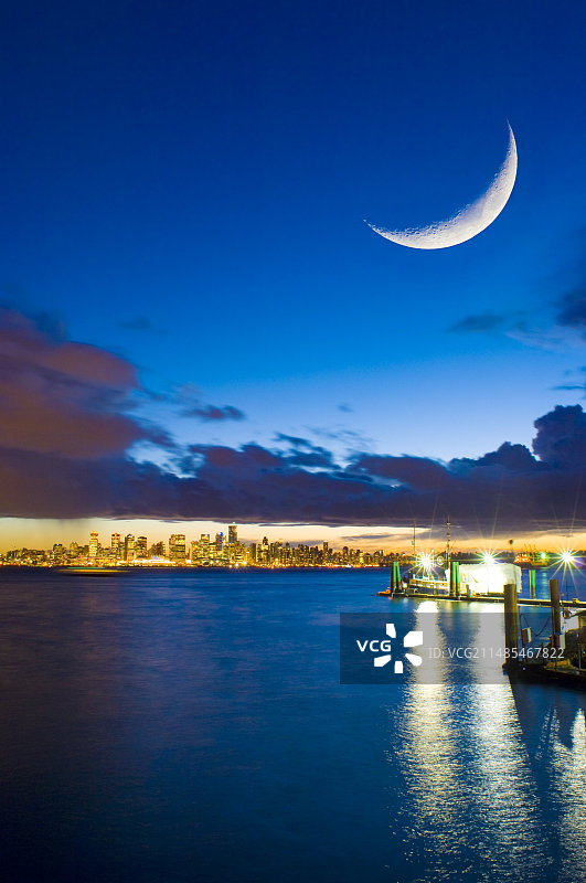 温哥华上空的新月图片素材