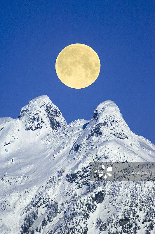 加拿大狮子峰的满月图片素材