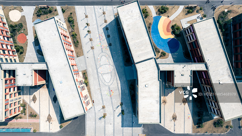 正上方视角航拍周口市桂圆路小学教学楼图片素材