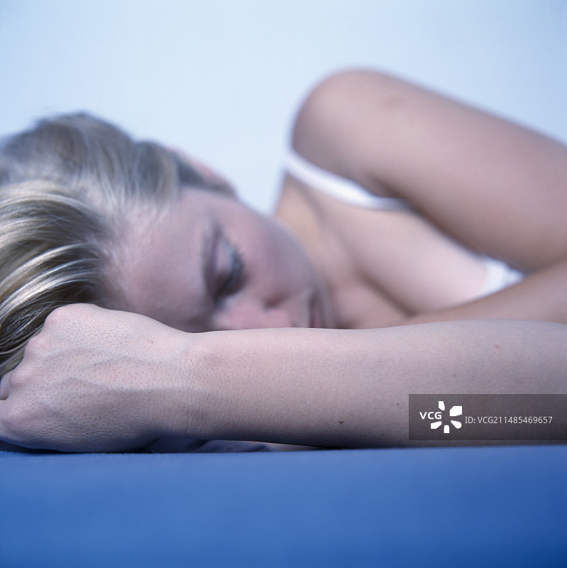 睡觉的女人图片素材