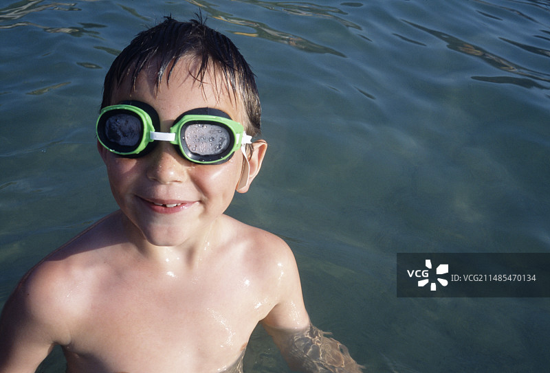 小孩戴护目镜图片素材