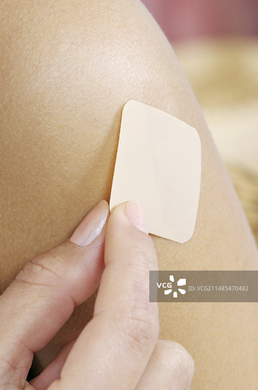 女人贴尼古丁贴片图片素材