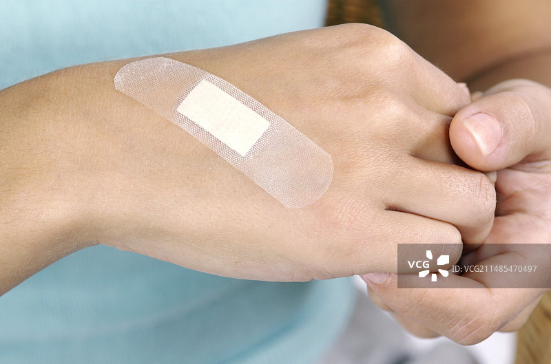 女人贴创可贴图片素材