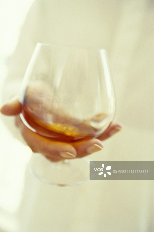 喝白兰地图片素材