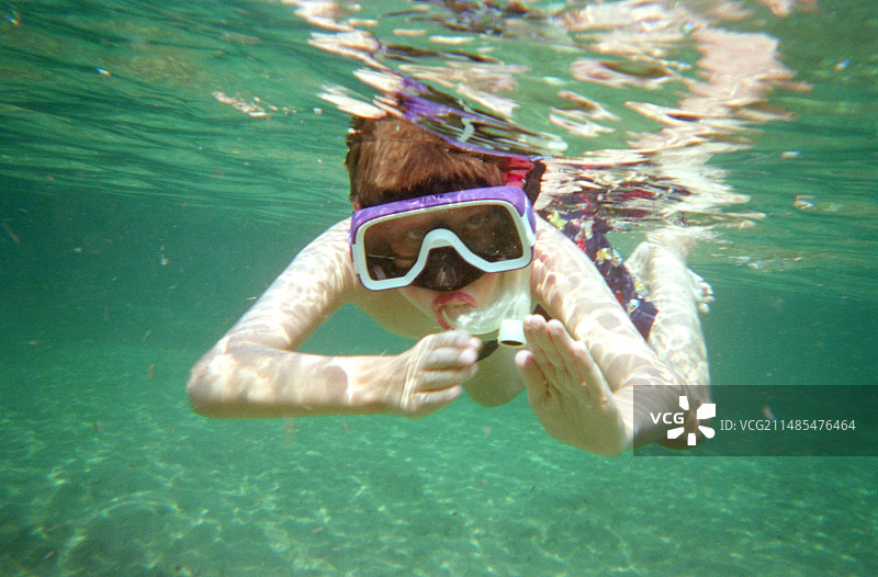 男孩潜水图片素材