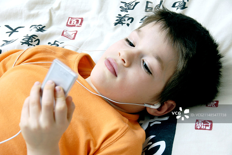 男孩在听音乐图片素材