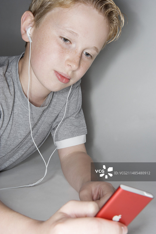 男孩在听音乐图片素材