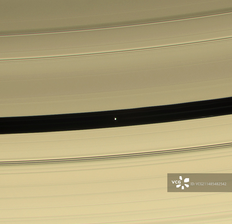 卡西尼号拍摄的土卫十八图片素材