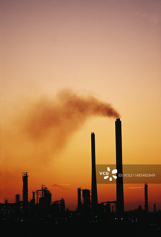 日落时的工业空气污染图片素材