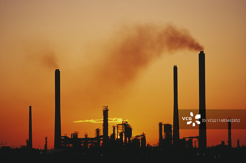 日落时的工业空气污染图片素材