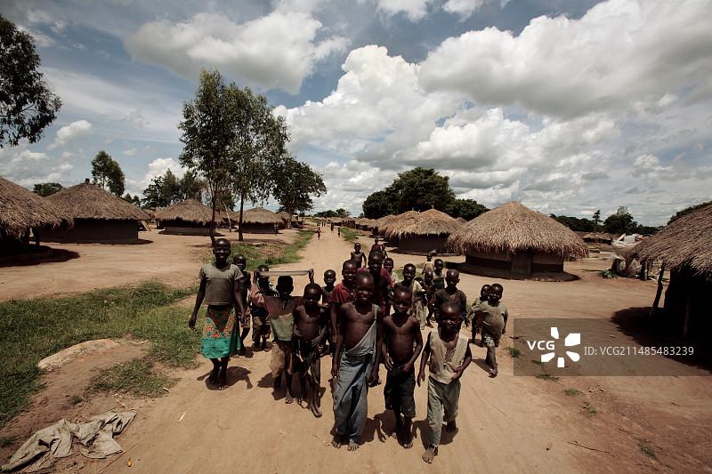 乌干达：走在路上的儿童图片素材