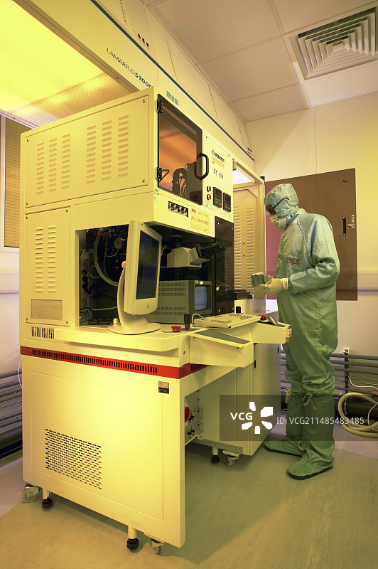 MEMS制造倒装芯片键合图片素材