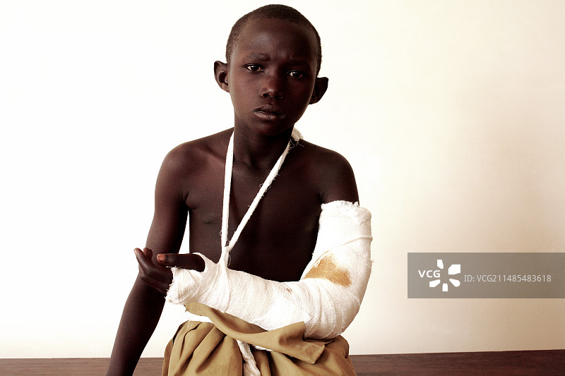 手臂受伤的女孩图片素材