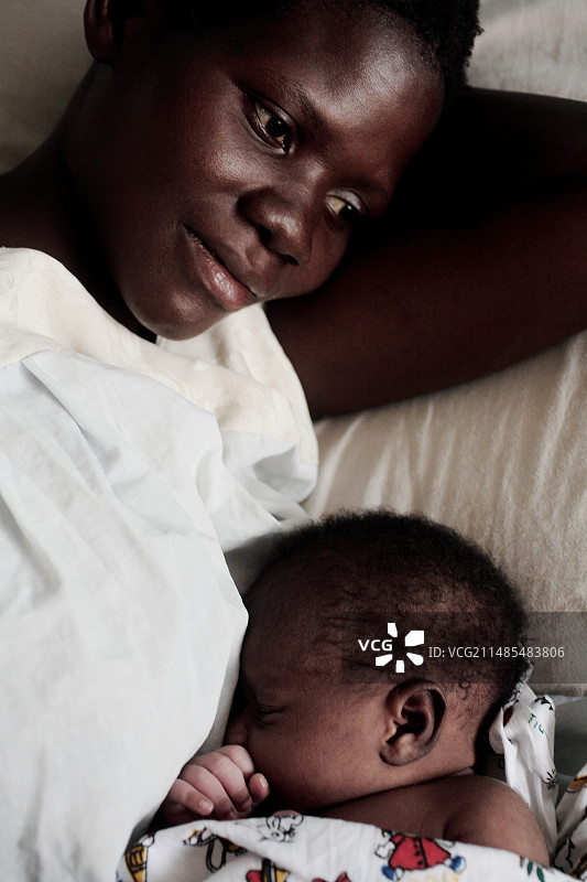 母亲和新生婴儿图片素材