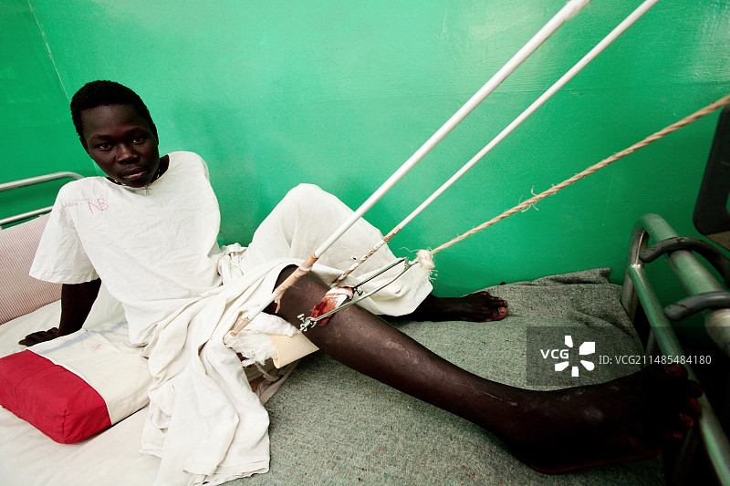 腿部牵引的孩子图片素材