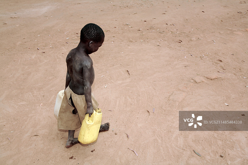 乌干达男孩提水图片素材