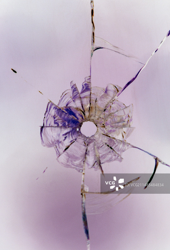 玻璃上的弹孔图片素材