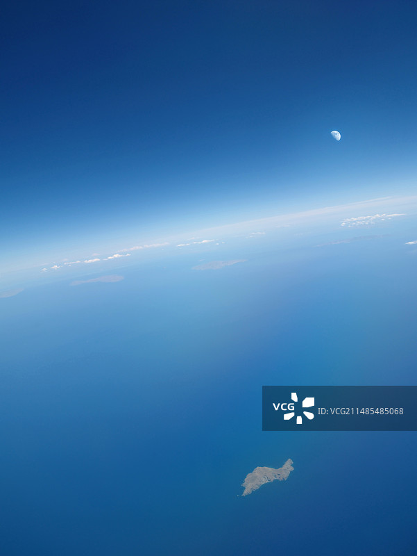 希腊岛屿上空的月亮图片素材