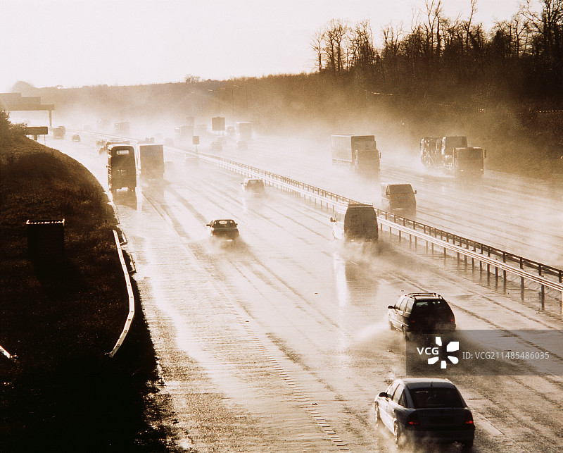 湿滑高速公路上的交通图片素材