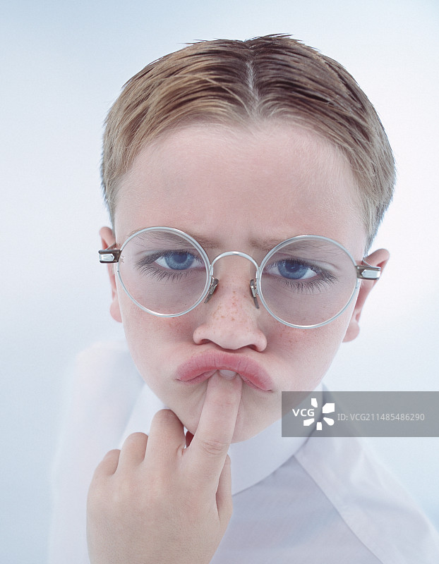 戴眼镜的男孩图片素材