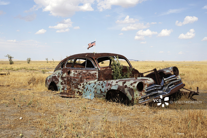 生锈的废弃汽车图片素材