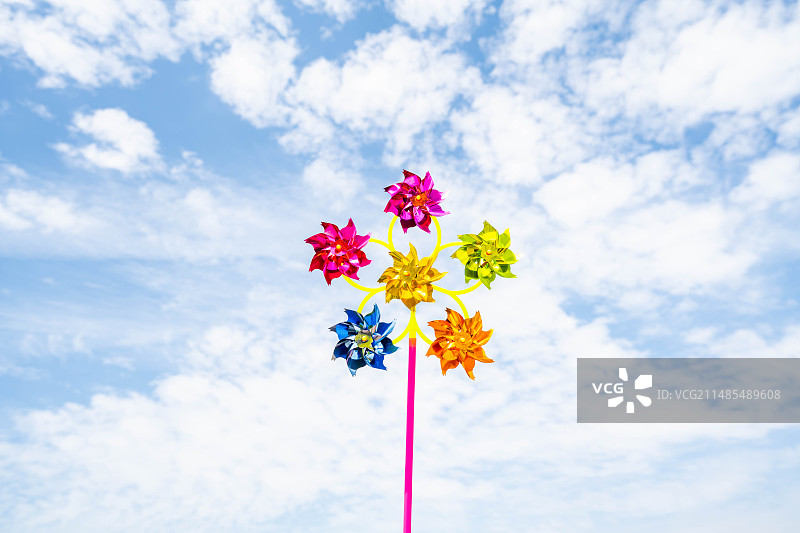 蓝天下的五彩转运小风车图片素材