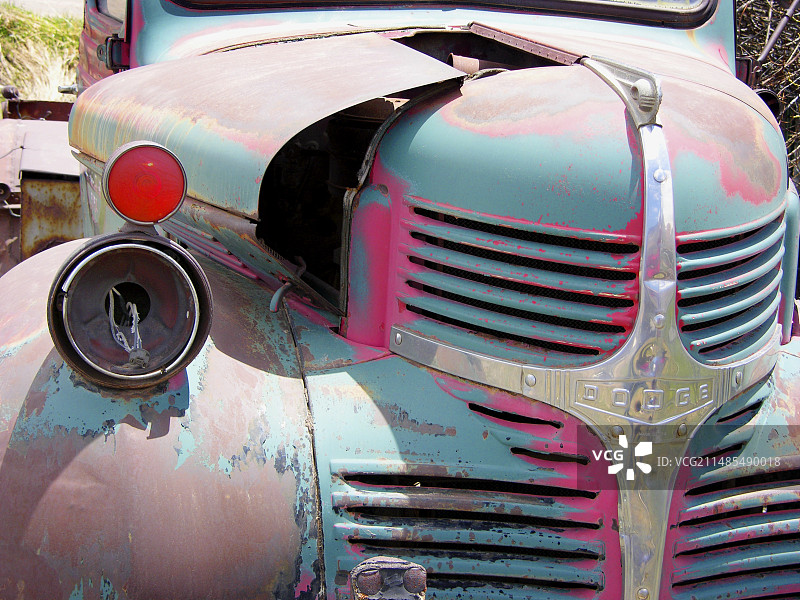 废弃的道奇卡车生锈图片素材