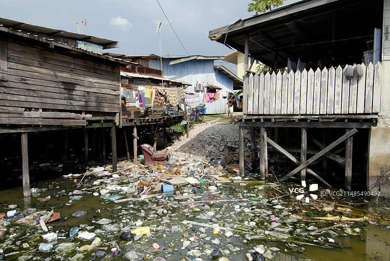 马来西亚住宅旁的受污染河流图片素材