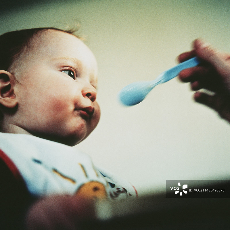 用勺子喂婴儿图片素材