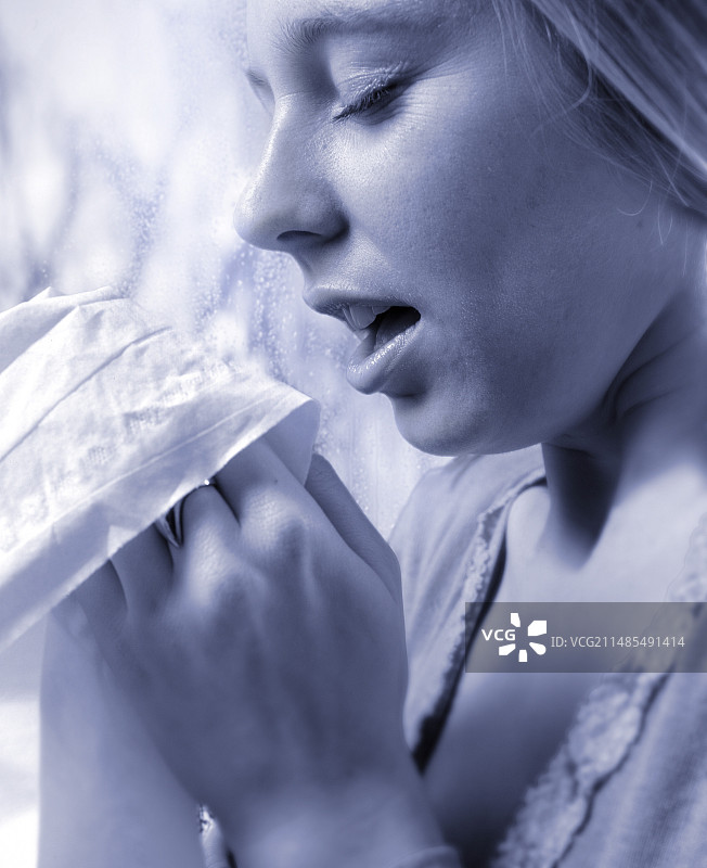 打喷嚏的女人图片素材