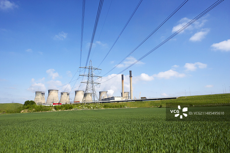 费里布里奇发电站和油菜田图片素材