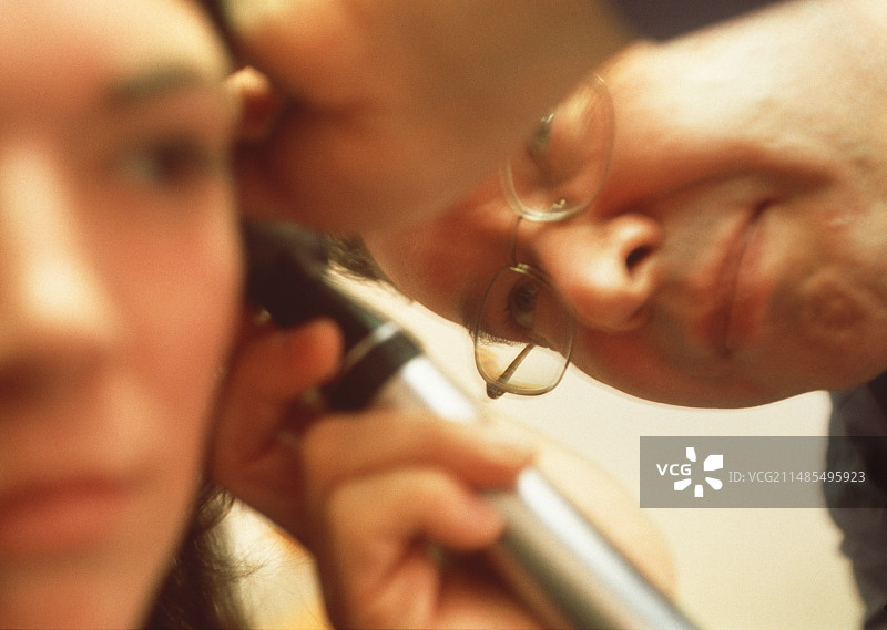 耳部检查图片素材