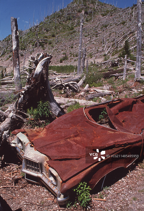 生锈的汽车残骸图片素材
