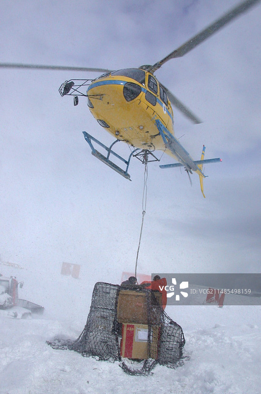 南极补给直升机图片素材