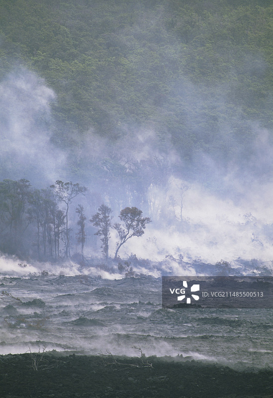 基拉韦厄火山熔岩流产生的蒸汽图片素材