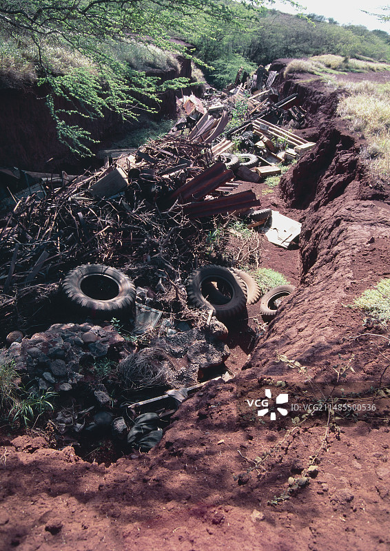 堆满垃圾的沟壑图片素材