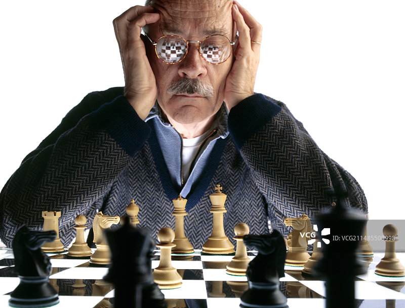 老年男人下棋图片素材